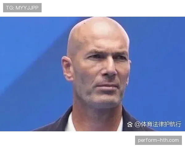 本泽马与C罗生涯荣誉与历史地位差距的核心动因解析